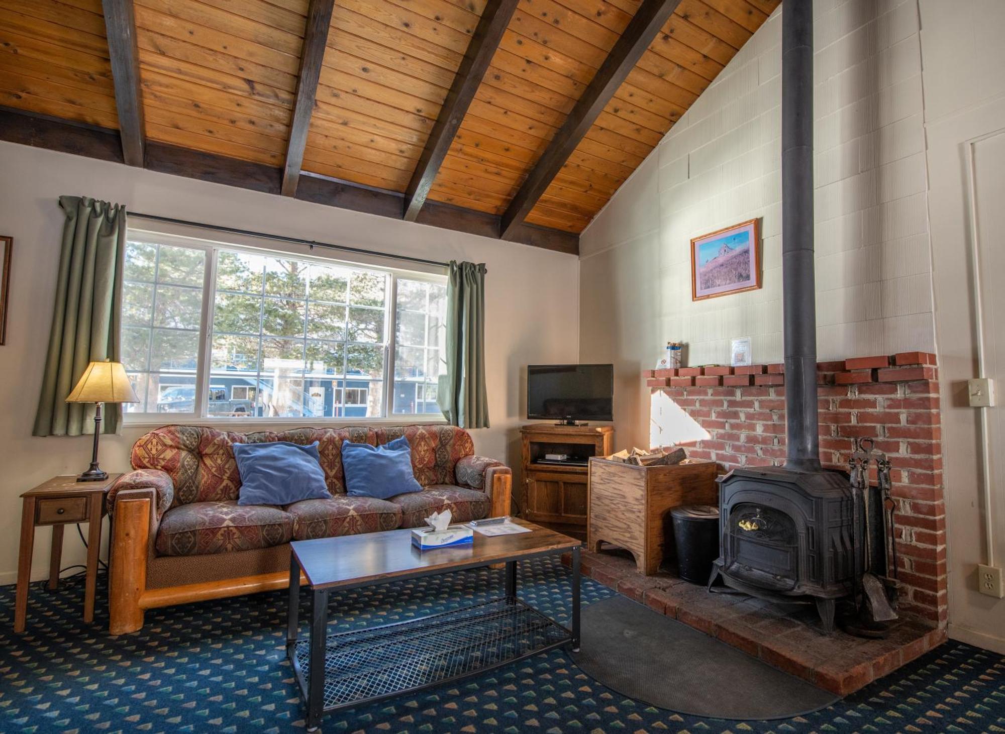 Gull Lake Lodge Джун-Лейк Экстерьер фото